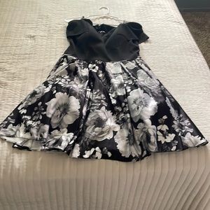 Woman’s dress it is a medium size